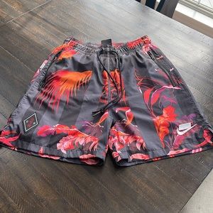 Like new Mens Nike swim trunks size Small